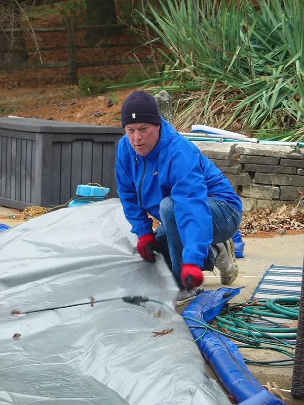 Closing and covering a pool